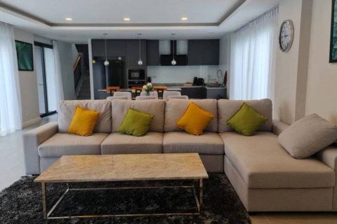 Chalet de 4 dormitorios en Pattaya, Tailandia № 132568 - foto 2