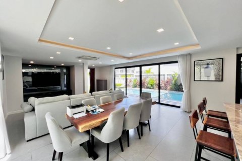 Chalet de 4 dormitorios en Pattaya, Tailandia № 132568 - foto 8