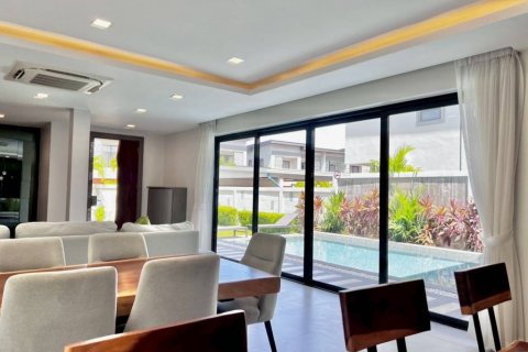 Chalet de 4 dormitorios en Pattaya, Tailandia № 132568 - foto 9