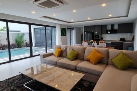 Chalet de 4 dormitorios en Pattaya, Tailandia № 132568 - foto 3