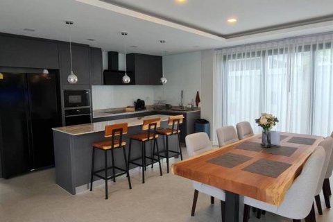Chalet de 4 dormitorios en Pattaya, Tailandia № 132568 - foto 6