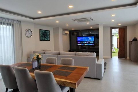 Chalet de 4 dormitorios en Pattaya, Tailandia № 132568 - foto 5