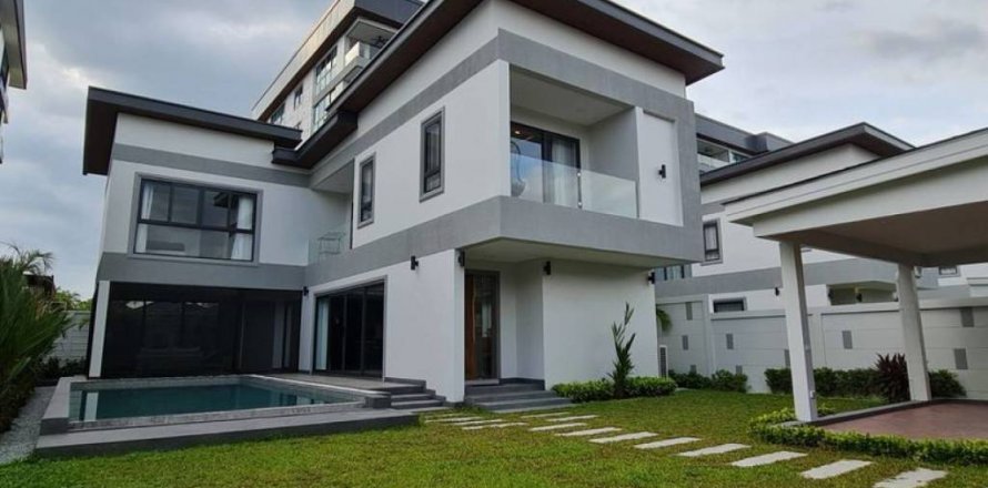 Chalet de 4 dormitorios en Pattaya, Tailandia № 132568