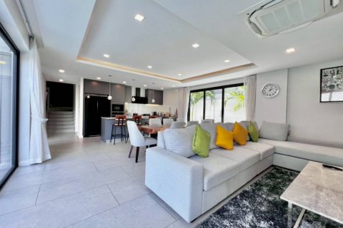 Chalet de 4 dormitorios en Pattaya, Tailandia № 132568 - foto 7