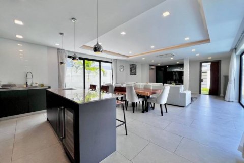 Chalet de 4 dormitorios en Pattaya, Tailandia № 132568 - foto 10