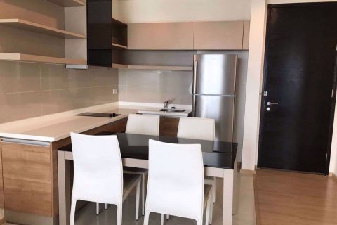 Condominio de 2 dormitorios en Khlong Toei, Bangkok, Tailandia № 76386 - foto 4