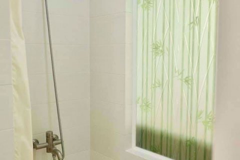 Condominio de 2 dormitorios en Huai Khwang, Bangkok, Tailandia № 76384 - foto 9