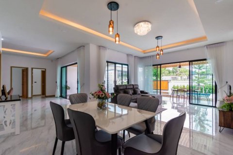 Chalet de 3 dormitorios en Hua Hin, Tailandia № 119596 - foto 10
