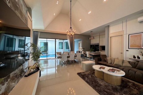 Chalet de 5 dormitorios en Pattaya, Tailandia № 119594 - foto 2