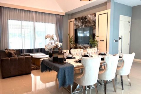 Chalet de 5 dormitorios en Pattaya, Tailandia № 119594 - foto 6
