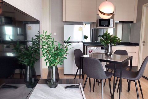Condominio de 2 dormitorios en Huai Khwang, Bangkok, Tailandia № 77018 - foto 4