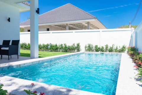 Chalet de 4 dormitorios en Hua Hin, Tailandia № 124557 - foto 3