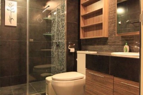 Condominio de 2 dormitorios en Watthana, Bangkok, Tailandia № 76425 - foto 7