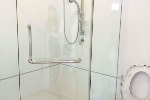 Condominio de 2 dormitorios en Huai Khwang, Bangkok, Tailandia № 76423 - foto 13