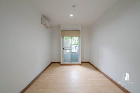 Condominio de 2 dormitorios en Khlong Toei, Bangkok, Tailandia № 132261 - foto 7