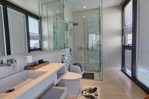 Condominio de 2 dormitorios en Watthana, Bangkok, Tailandia № 132257 - foto 12