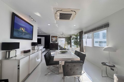 Condominio de 3 dormitorios en Sathon, Bangkok, Tailandia № 79535 - foto 10