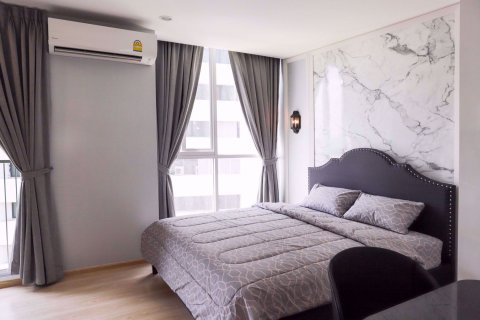 Condominio de 2 dormitorios en Huai Khwang, Bangkok, Tailandia № 77034 - foto 17