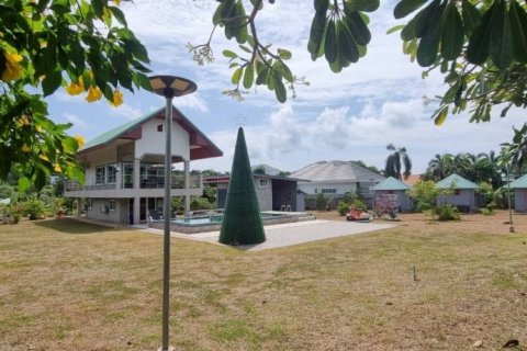 Hotel en Sattahip, Tailandia № 132474