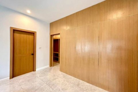 Casa de 3 dormitorios en Pattaya, Tailandia № 132618 - foto 9