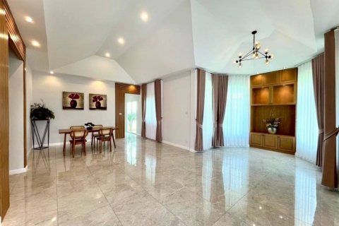Casa de 3 dormitorios en Pattaya, Tailandia № 132618 - foto 2
