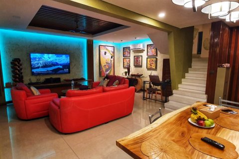 Chalet de 4 dormitorios en Pattaya, Tailandia № 101338