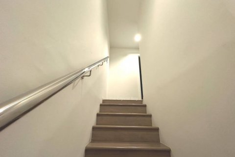 Dúplex de 2 dormitorios en Samut Prakan, Tailandia № 132717 - foto 5