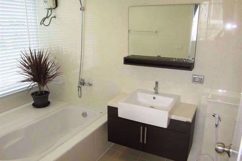 Condominio de 2 dormitorios en Khlong San, Bangkok, Tailandia № 77026 - foto 4