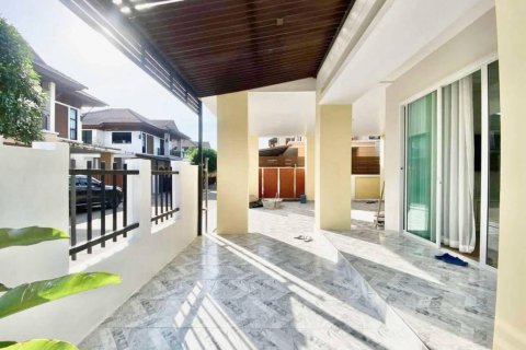 Casa de 4 dormitorios en Pattaya, Tailandia № 124411