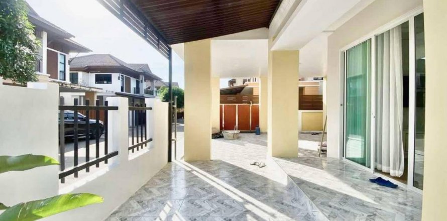 Casa de 4 dormitorios en Pattaya, Tailandia № 124411