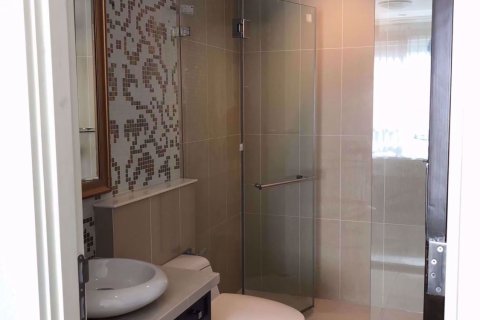 Condominio de 2 dormitorios en Huai Khwang, Bangkok, Tailandia № 76633 - foto 8
