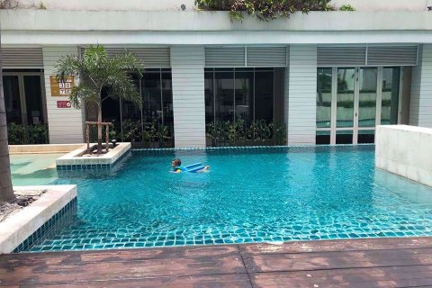 Condominio de 2 dormitorios en Huai Khwang, Bangkok, Tailandia № 76633 - foto 15