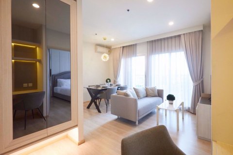 Condominio de 2 dormitorios en Huai Khwang, Bangkok, Tailandia № 76631 - foto 2