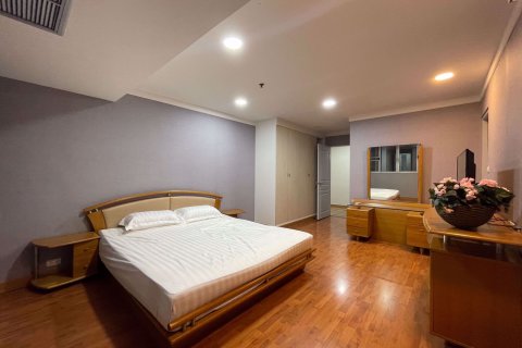Condominio de 3 dormitorios en Khlong Toei, Bangkok, Tailandia № 76066 - foto 12