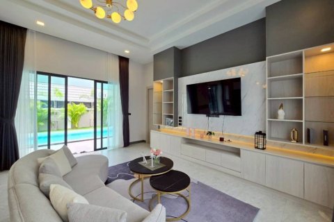 Chalet de 3 dormitorios en Pattaya, Tailandia № 132841 - foto 2