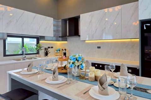 Chalet de 3 dormitorios en Pattaya, Tailandia № 132841 - foto 5