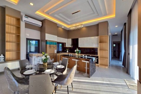 Chalet de 3 dormitorios en Pattaya, Tailandia № 132842 - foto 5