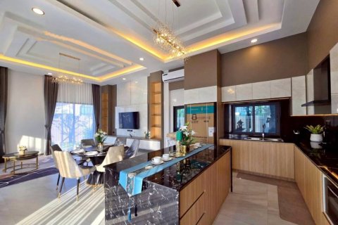 Chalet de 3 dormitorios en Pattaya, Tailandia № 132842 - foto 9