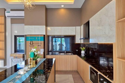 Chalet de 3 dormitorios en Pattaya, Tailandia № 132842 - foto 8