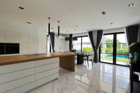 Chalet de 5 dormitorios en Pattaya, Tailandia № 116172 - foto 3