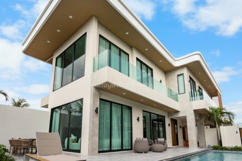 House in Pattaya, Thailand 4 bedrooms № 105062