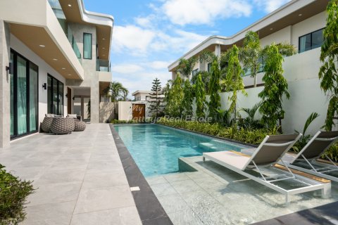 Casa de 4 dormitorios en Pattaya, Tailandia № 105062 - foto 2