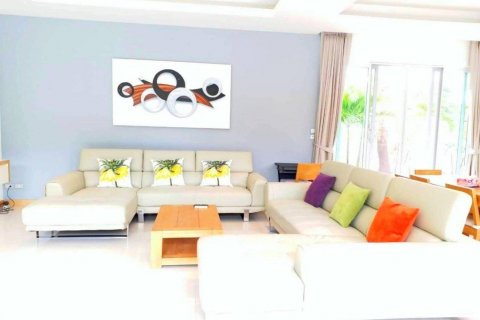 Casa de 3 dormitorios en Pattaya, Tailandia № 130654 - foto 10