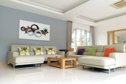 Casa de 3 dormitorios en Pattaya, Tailandia № 130654 - foto 11