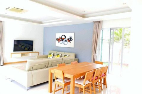 Casa de 3 dormitorios en Pattaya, Tailandia № 130654 - foto 13