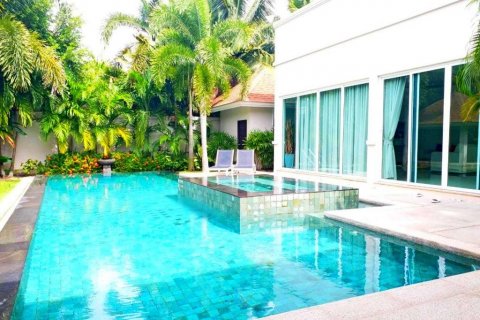 Casa de 3 dormitorios en Pattaya, Tailandia № 130654 - foto 3
