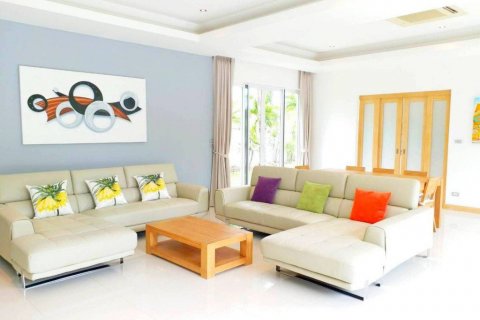 Casa de 3 dormitorios en Pattaya, Tailandia № 130654 - foto 9