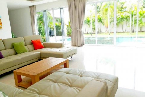 Casa de 3 dormitorios en Pattaya, Tailandia № 130654 - foto 12