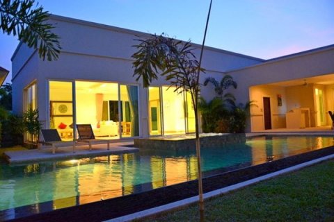 Casa de 3 dormitorios en Pattaya, Tailandia № 130654