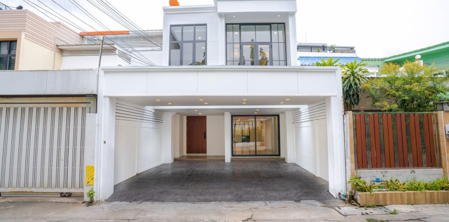 House in Watthana, Bangkok, Thailand 4 bedrooms № 79532